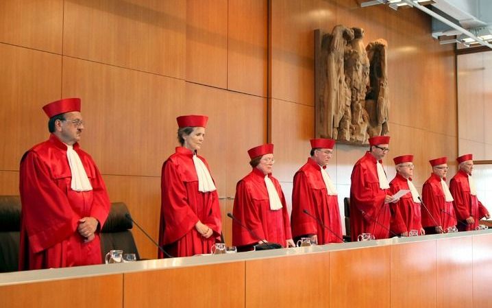 Het valt rechter Herbert Landau (l.) altijd op met hoeveel ontzag bezoekers door het gebouw van het grondwettelijk hof in Karlsruhe lopen. Deze rechtbank toetst of de staat zich wel houdt aan de Duitse grondwet. Foto EPA