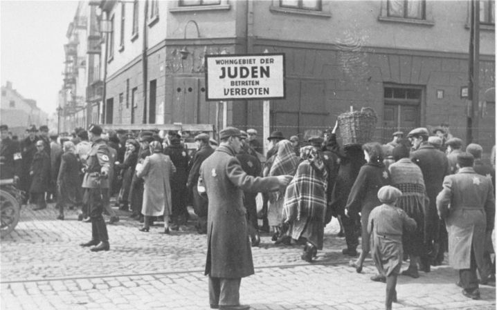 In het getto van Warschau werkten tijdens de Tweede Wereldoorlog zo’n zestig Joden aan de vorming van een ondergronds archief, dat tot doel had de velerlei aspecten van het alledaagse Joodse leven tijdens de Duitse bezetting op papier te zetten. De medewe