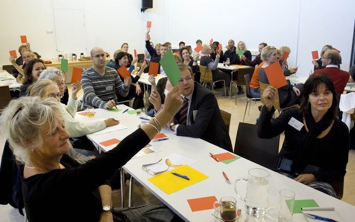 DELFZIJL – Een deelnemer aan het eerste debat in de Opvoedestafette van minister Rouvoet voor Jeugd en Gezin stemde donderdag over een stelling. Foto Jan Willem van Vliet