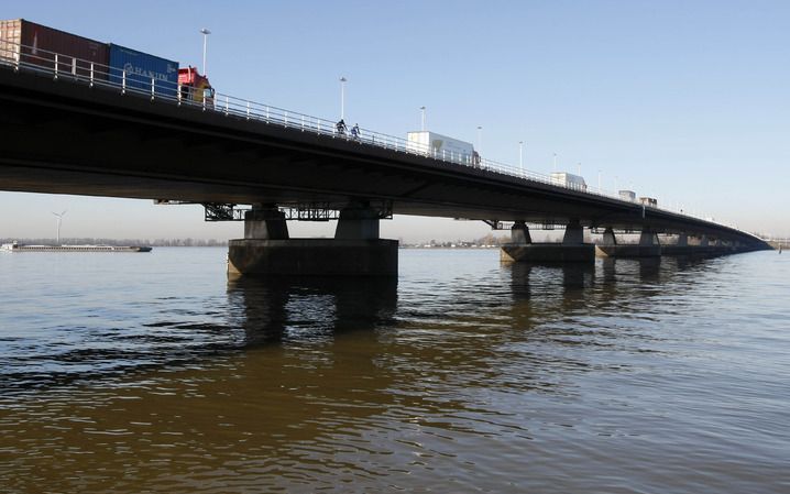 MOERDIJK – De ongeveer negenduizend liter chemisch afval die maandagochtend onder Moerdijkbrug aan het Hollands Diep is gevonden, komt vrijwel zeker van een cocaïnewasserij. Dat heeft een politiewoordvoerder dinsdag gezegd. Foto ANP