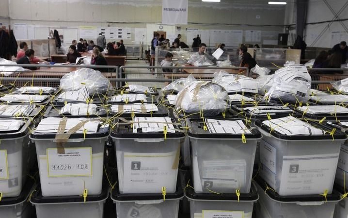 Volle stembussen in Pristina. Foto EPA