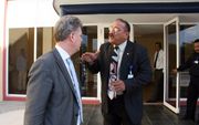 De chef protocol van Aruba, Eric Brete (rechts), bedreigt maandag PVV-Kamerlid Brinkman (links). Foto ANP