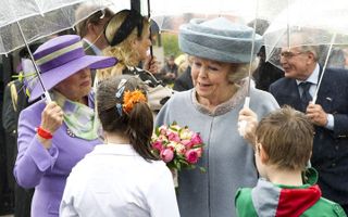 WEMELDINGE - Koningin Beatrix praat met de kinderburgemeester van Wemeldinge. Foto ANP