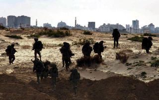 Israëlische grondtroepen rukken verder op in de Gazastrook. Foto's EPA