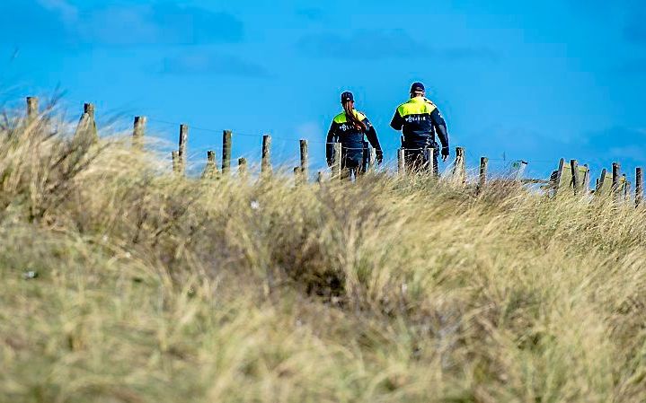 Agenten in de duinen bij Noordwijk, tijdens de atoomtop. Foto ANP