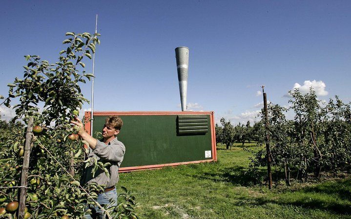 HEINKENSZAND – Zeeuwse fruittelers hoeven van de Raad van State geen speciale vergunning te hebben voor het opstellen van hagelkanonnen in hun boomgaarden. De fruittelers zetten de kanonnen in zodra een hagelbui in aantocht is. Een schokgolf in de lucht z