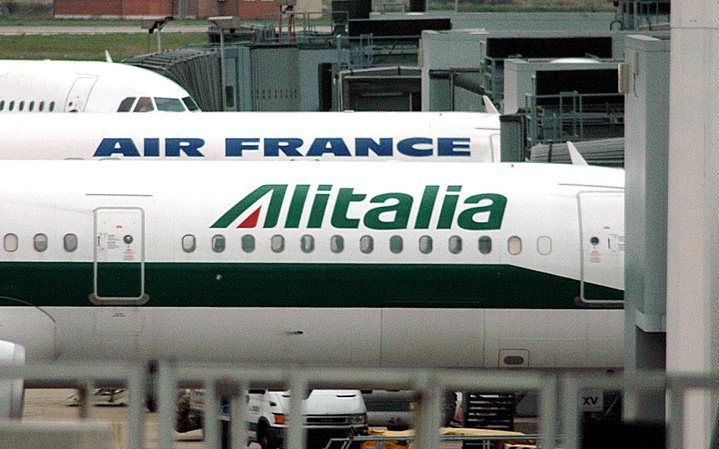 ROME (ANP/RTR) – Woedende werknemers van Alitalia hebben dinsdag geprobeerd gesprekken over de verkoop van het luchtvaartbedrijf aan Air France-KLM te verhinderen. Foto EPA