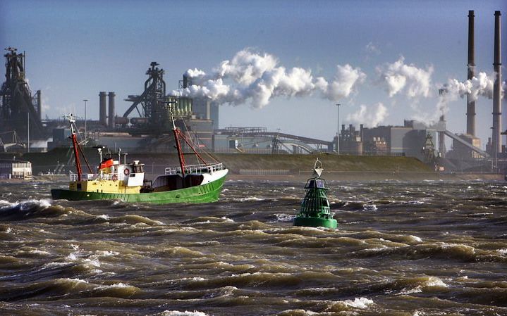 IJMUIDEN - Een vissersboot trotseert de golven nabij staalfabriek Corus in een hevige storm. ANP PHOTO