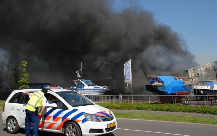 Door een felle brand op de scheepswerf kwamen op 9 mei drie leden van het vrijwillige brandweerkorps Eelde om het leven. Een vierde brandweerman, die ook met hen naar binnen was gestuurd, overleefde de brand. Hij was terug naar buiten gelopen, omdat zijn 