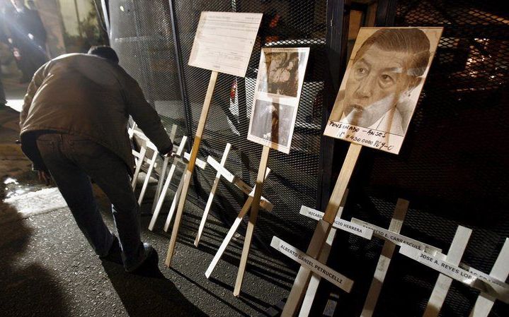 Protest bij het huis van Mario Benjamin Menendez in 2007. De 81–jarige voormalige generaal heeft volgens de rechters in 1977 vier oppositieleden ontvoerd, gemarteld en vermoord. Foto EPA