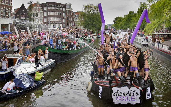 Minister Van Middelkoop (Defensie) hoeft niet samen met een aantal militairen in uniform volgend jaar naar de Gay Pride in Amsterdam te gaan. Een meerderheid van de Tweede Kamer stemde dinsdag tegen een motie waarin de PVV dit voorstelde. Foto ANP