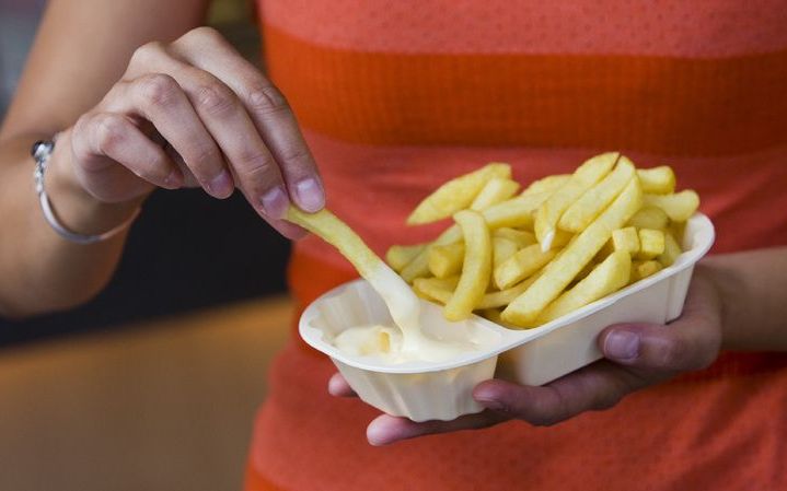 De Consumentenbond wil dat er een verbod komt op verkoop en gebruik van ongezond frituurvet. Foto ANP