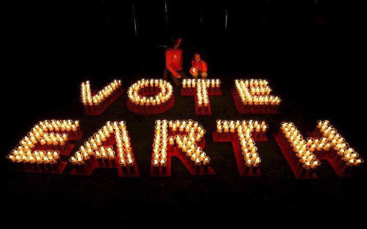 JAKARTA – Tal van opvallende gebouwen en andere trekpleisters in de hele wereld doen zaterdagavond het licht uit voor Earth Hour, een initiatief voor een beter milieu. Foto EPA