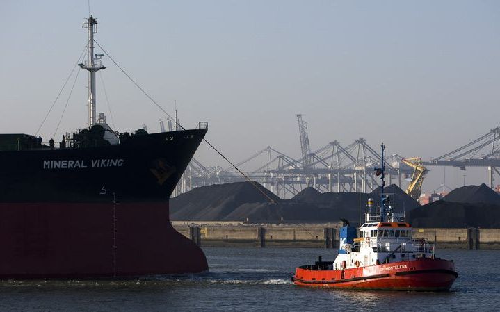 De Rotterdamse havens en de gemeente Dordrecht overwegen samenwerking. Een intentieverklaring van deze strekking wordt 21 april ondertekend. Foto ANP