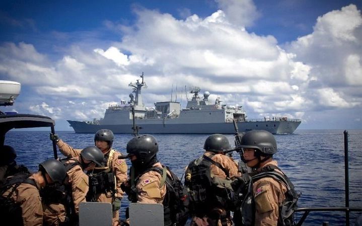 Ondanks de grote inzet van verschillende landen, is afgelopen weekeind weer een schip gekaapt bij Somalië. Op de foto Zuid-Koreaanse soldaten helpen in de strijd tegen Somalische piraten. Foto EPA