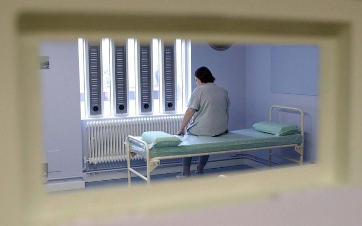 De nationale gezondheidszorg in Groot-Brittannië verkeert in zwaar weer. Foto: een gevangene op de ziekenhuisafdeling van de HMP Hollowaygevangenis in Londen. Foto EPA