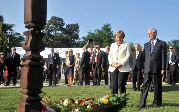 SOPROM - De Duitse bondskanselier Merkel legt woensdag samen met de Hongaarse president Solyom een krans bij het monument ter nagedachtenis aan de picknick van de vrijheid. Foto EPA