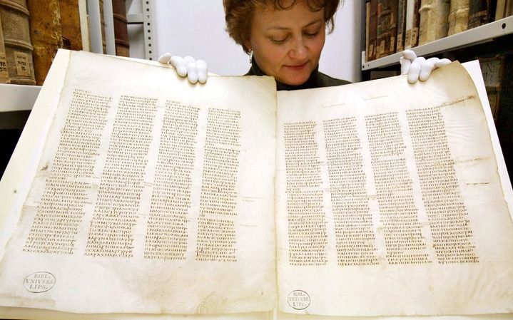 Een 30-jarige Griekse student heeft onlangs in het Catherinaklooster, aan de voet van de berg Sinaï, een onbekend fragment van de Codex Sinaiticus ontdekt. Foto EPA