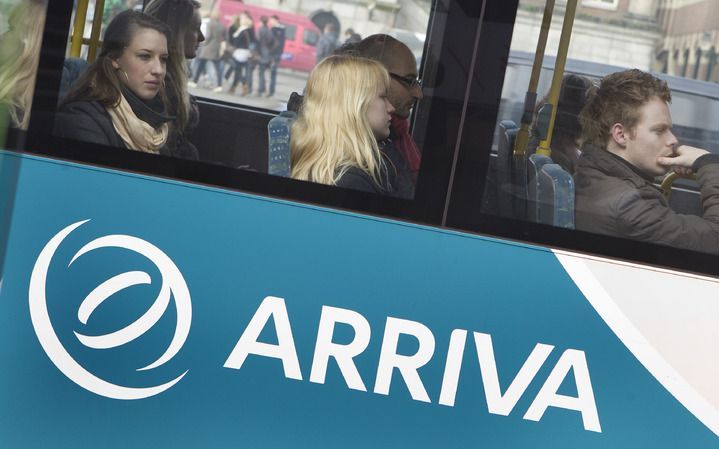 DEN BOSCH – Een lijnbus van Arriva is maandagochtend kort voor elf uur in de verkeerstunnel voor het Centraal Station van Den Bosch op een Sloveense vrachtauto gebotst.