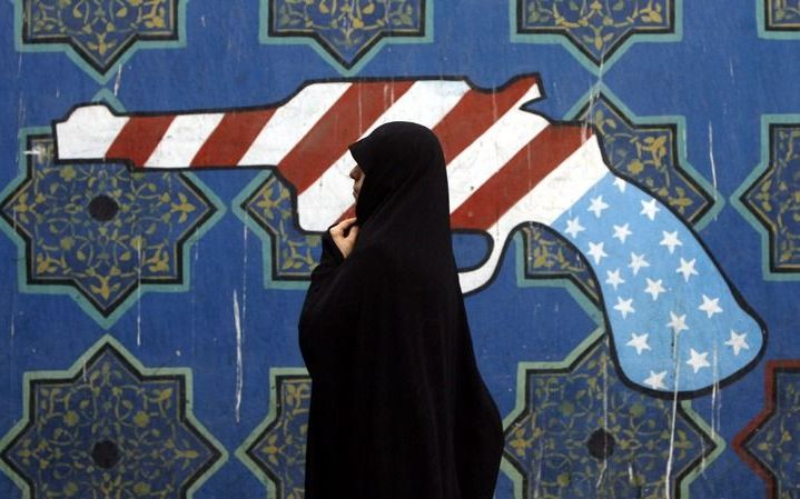 Drie buitenlandse en een Iraanse journalist zijn in Iran aangehouden, omdat ze zonder toestemming verslag hadden gedaan van de herdenking van de bezetting van de Amerikaanse ambassade in Teheran. Foto EPA