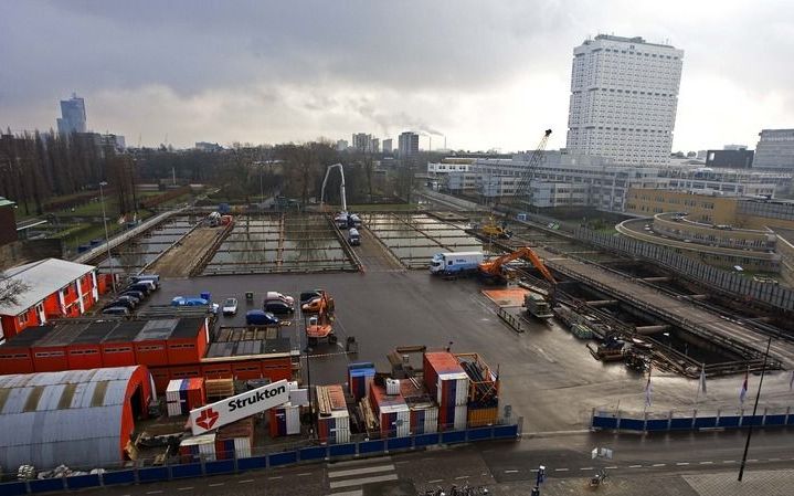 ROTTERDAM - Werkzaamheden bij de parkeergarage aan het Museumpark in Rotterdam, ook wel de Blunderput genoemd. De bouw draait op volle toeren. Ruim 1660 wagens voeren de komende twee weken beton aan. Bodemverontreiniging, kabels en leidingen in de ondergr