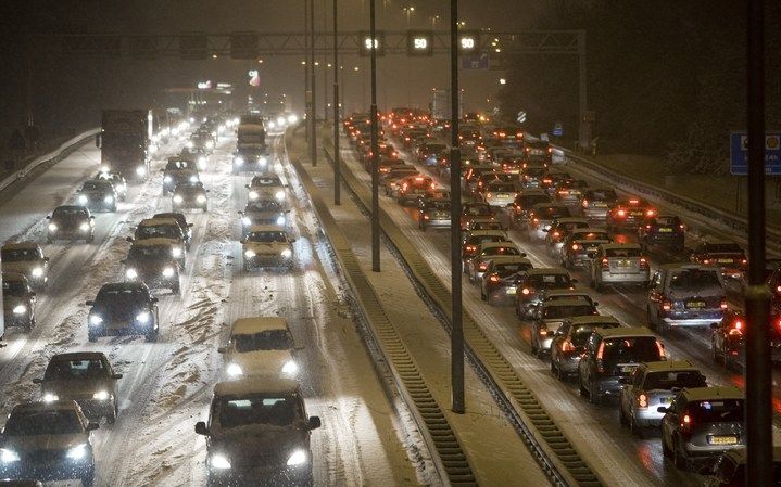 AMSTERDAM – Het wegennet in en rond Amsterdam was gisteravond het toneel van ongekende opstoppingen. Honderden mensen deden uren over de thuisreis. Foto ANP