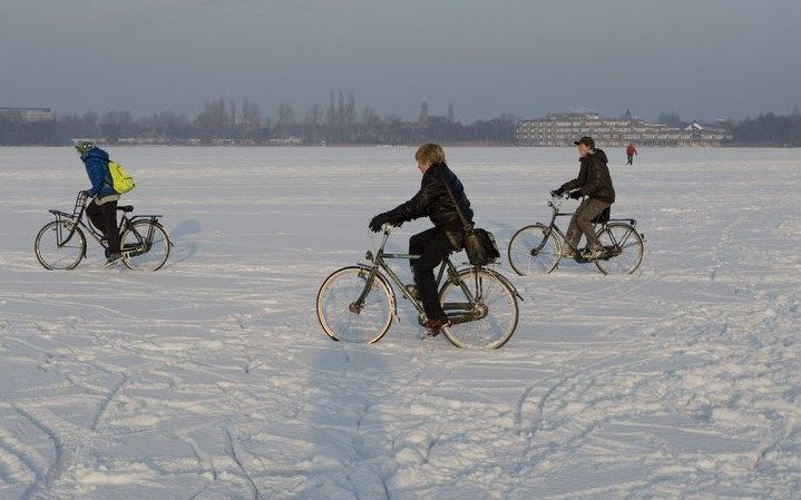 DEN HAAG – Scholieren die zich in de handen wrijven bij de gedachte dat ze misschien niet naar school hoeven wegens gladheid of hevige sneeuwval, zijn afhankelijk van hun schoolbestuur. Foto ANP