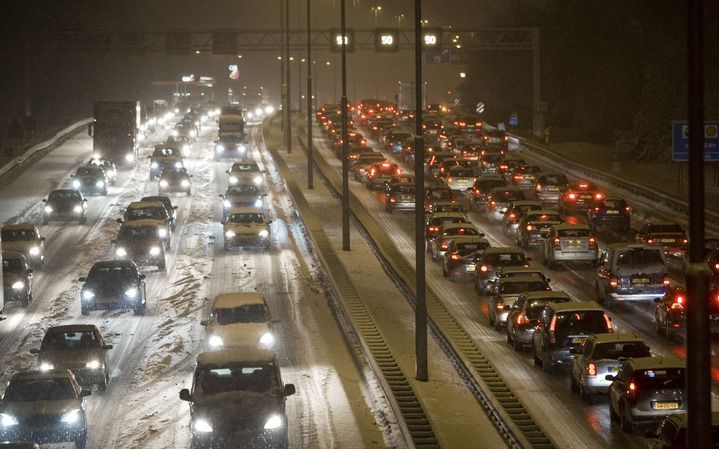 DEN HAAG – Verkeersminister Eurlings moet woensdag in de Tweede Kamer voor het eerst tekst en uitleg geven over de recente verkeerschaos door het barre winterweer. Foto ANP