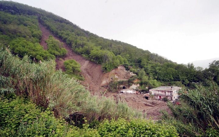 Het vulkanische eiland Ischia kwam de afgelopen jaren geregeld in het nieuws doordat huizen bij landverschuivingen onder de modder bedolven raakten. Foto EPA