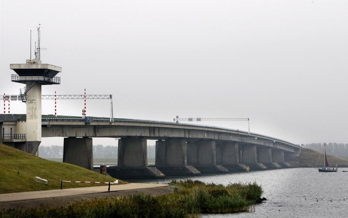 LELYSTAD – Door een storing gaat de Ketelbrug tussen Lelystad en Emmeloord niet meer automatisch open en dicht. De brug wordt nu een paar keer per dag handmatig bediend. Dat meldde Rijkswaterstaat vrijdag. Foto ANP