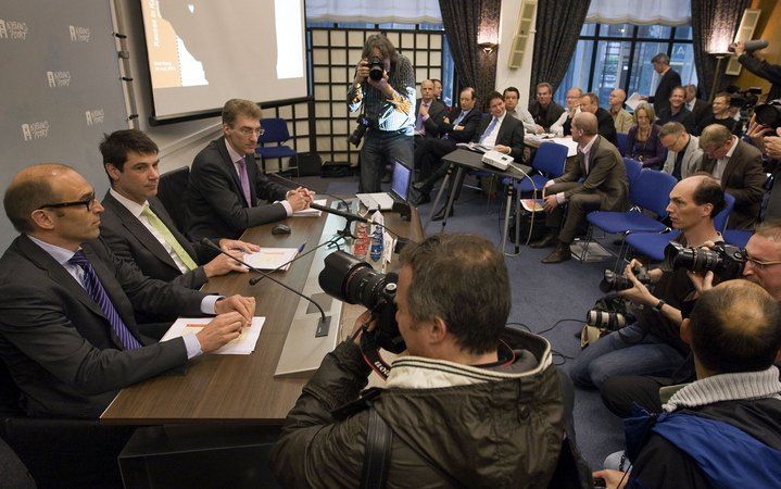 DEN HAAG - Maarten Hajer, directeur Planbureau voor de Leefomgeving, Coen Teulings, directeur Het Centraal Planbureau (CPB) en CPB-medewerker Marcel Lever (v.l.n.r.) tijdens de presentatie van de CPB-analyses van verschillende verkiezingsprogramma's, dond