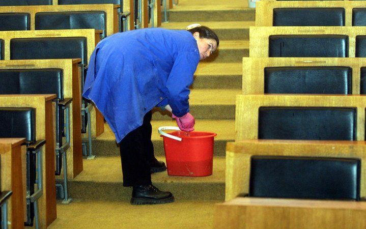 DEN HAAG (ANP) - In een poging zwart werk te ’witten’ overweegt het kabinet mensen met kleine baantjes -bijvoorbeeld zij die een dag in de week huishoudelijk werk doen- vrij te stellen van belastingen en premies over hun loon. Foto EPA