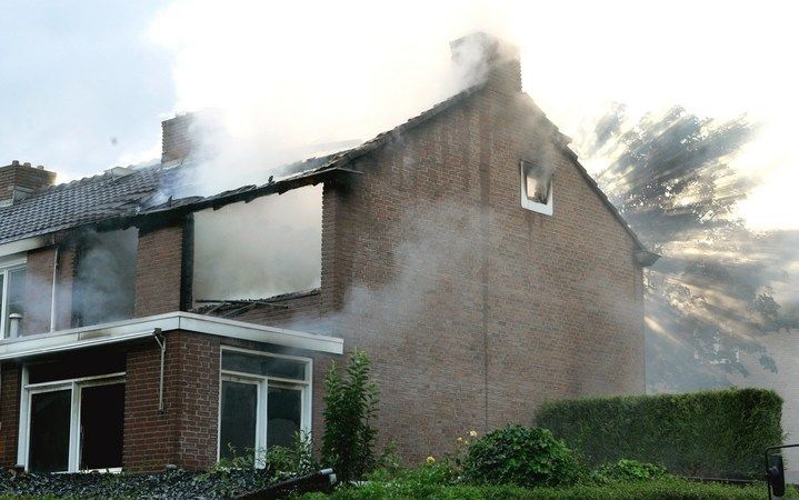 HEERLEN - Onweer en hagel hebben zondag in het oosten en zuiden van het land schade aangericht. Als gevolg van blikseminslag brandde een woning in Heerlen geheel uit. De bewoner raakte licht gewond. Volgens de politie moet het huis als verloren worden bes