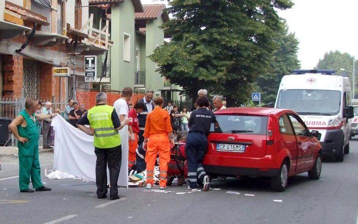 Ontwerper van autobedrijf Ferrari werd in Turijn geschept door een auto. Foto EPA