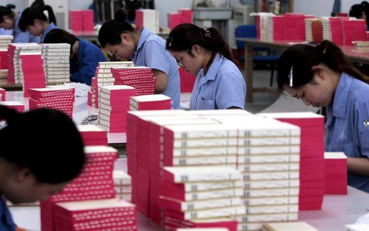 Chinese vrouwen in een Bijbeldrukkerij in het oosten van China. Foto EPA