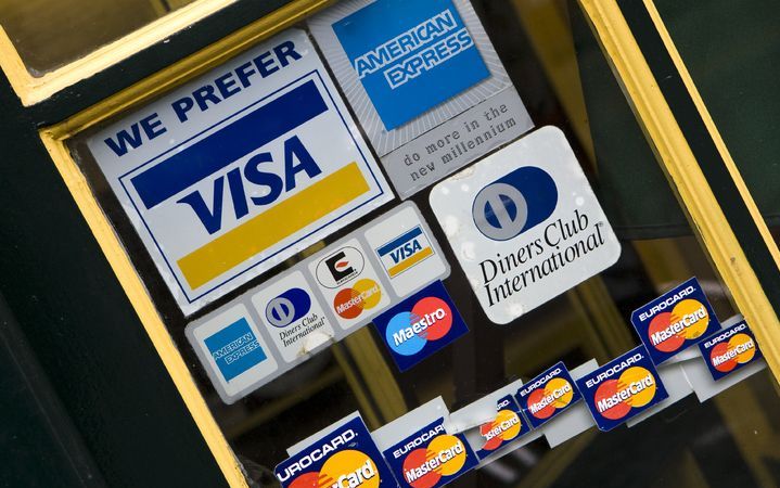 HILVERSUM - Banken en creditcardmaatschappijen zouden verplicht moeten worden diefstal van persoonsgegevens te melden aan hun klanten. Daarvoor pleiten officier van justitie Fred Speijers en Jacob Kohnstamm, voorzitter van het College Bescherming Persoons