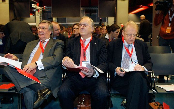 UTRECHT - De nieuwe Fortis-bestuurders De Mey, Georges Ugeux en Jan Zegering Hadders vrijdag in Utrecht. Foto ANP