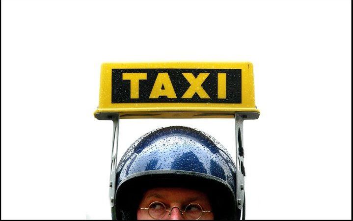 Een taxirit in de stad is gemiddeld een kwart goedkoper geworden sinds het nieuwe tarievenstelsel vorig jaar februari is ingevoerd. Een gemiddelde stadsrit met de taxi kost nu 13,48 euro. Ook de prijzen met taxibusjes zijn gedaald, maar buiten de stad is 