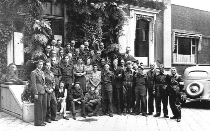 Canadese bevrijders poseren samen met Friese verzetsstrijders, mei 1945. Foto ANP