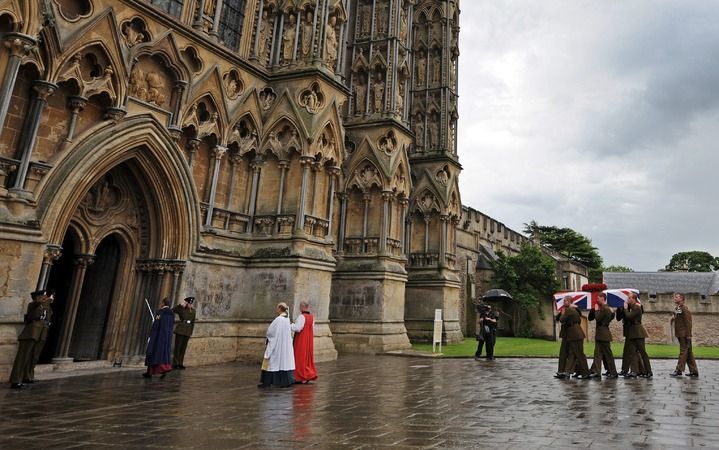 WELLS – Duizenden Britten hebben donderdag afscheid genomen van Harry Patch. De laatste nog levende Britse militair uit de Eerste Wereldoorlog stierf eind vorige maand op 111–jarige leeftijd. Foto EPA