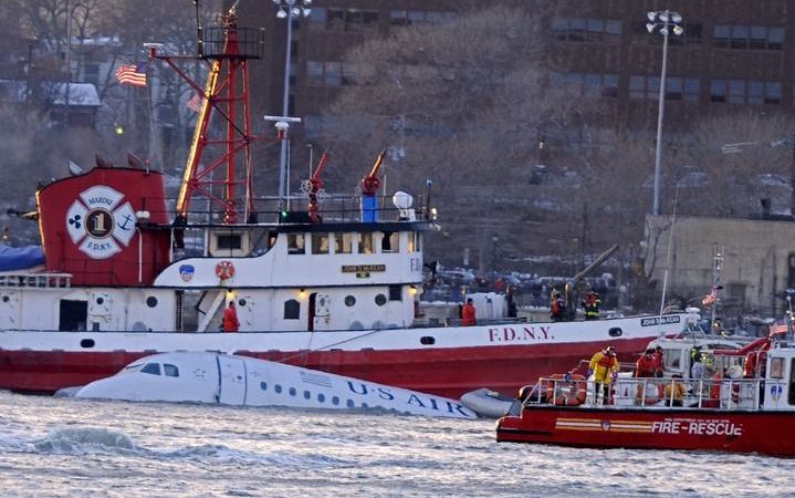 NEW YORK – Duikers en bergingsexperts van het Amerikaanse leger hebben dinsdag het wrak van het vorige week verongelukte vliegtuig uit de rivier de Hudson gehaald. Ook zijn de laatste twee van de in totaal negen doden geborgen, aldus de politie van New Yo