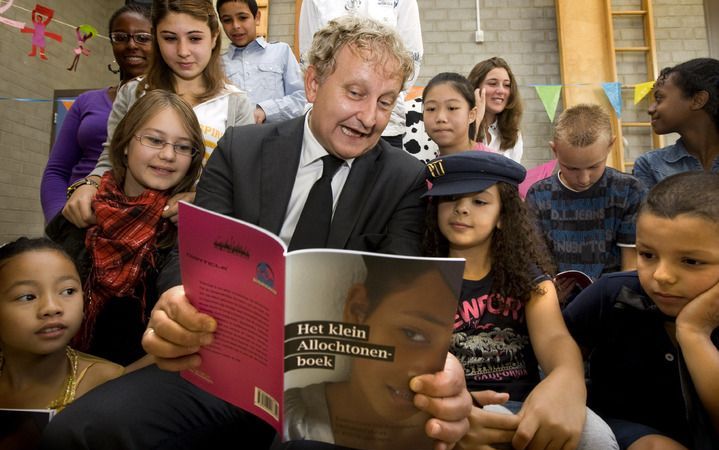 AMSTERDAM - Minister Van der Laan bekijkt dinsdag Het klein Allochtonenboek samen met leerlingen van de basisschool de Rietlanden in Amsterdam. Op de school zitten kinderen van 17 verschillende culturele achtergronden. In dit boek vertellen de scholieren 