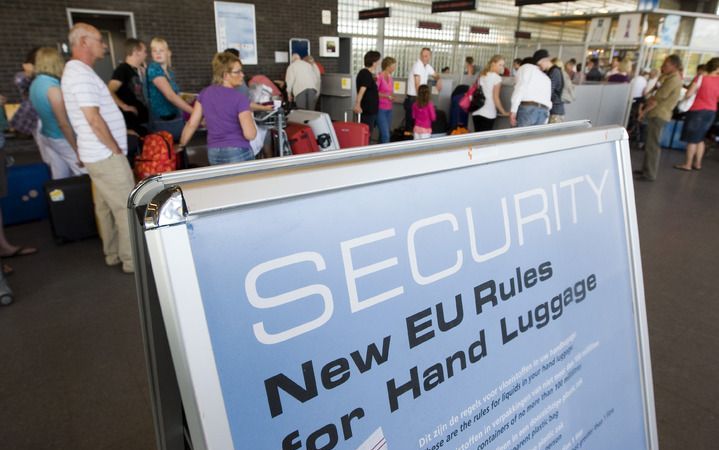 Reizigers op de luchthaven Schiphol moeten beter worden geïnformeerd over welke spullen zij in hun handbagage mogen meenemen. Dat voorkomt dat zij bij controle aan de gate voor onaangename verrassingen komen te staan. Dat stelt de Nationale Ombudsman, Ale