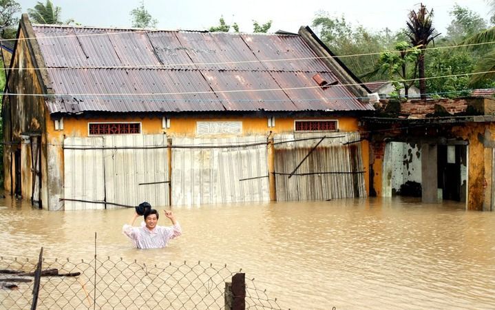 HANOI - Vietnam is getroffen door een tropische storm. Zeker 99 mensen zijn omgekomen en duizenden huizen zijn verwoest. Foto EPA