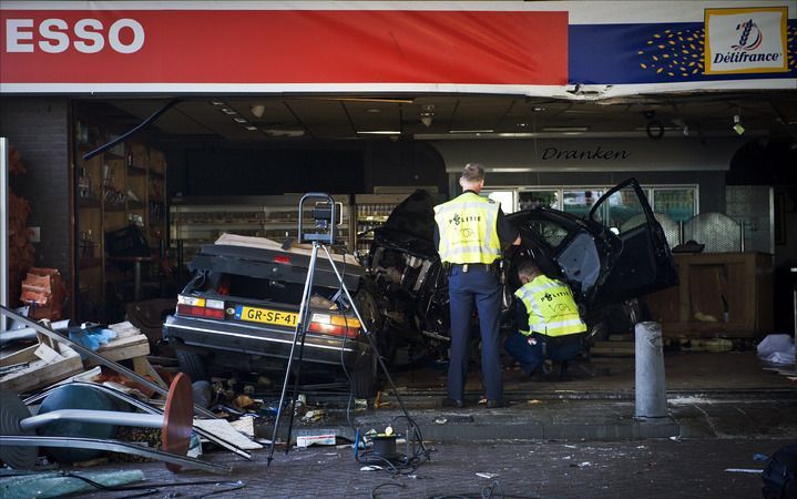 Schade nadat een Utrechter een tankstation langs de A27 binnenreed. Foto ANP