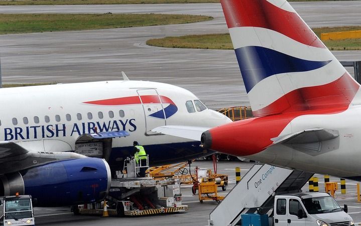 LONDEN – Het cabinepersoneel van de Britse luchtvaartmaatschappij British Airways (BA) mag van de rechter niet staken in de periode rond Kerstmis en oud en nieuw. Dat heeft het Britse hooggerechtshof donderdag bepaald. Foto EPA