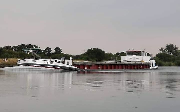 Archieffoto van binnenvaartschip Laetitia op het Julianakanaal in de buurt van de sluis van Born. beeld Leon Verschuure