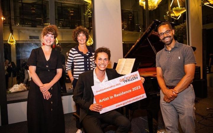 Nikola Meeuwsen met de jury van de GrachtenfestivalPrijs. beeld Melle Meivogel