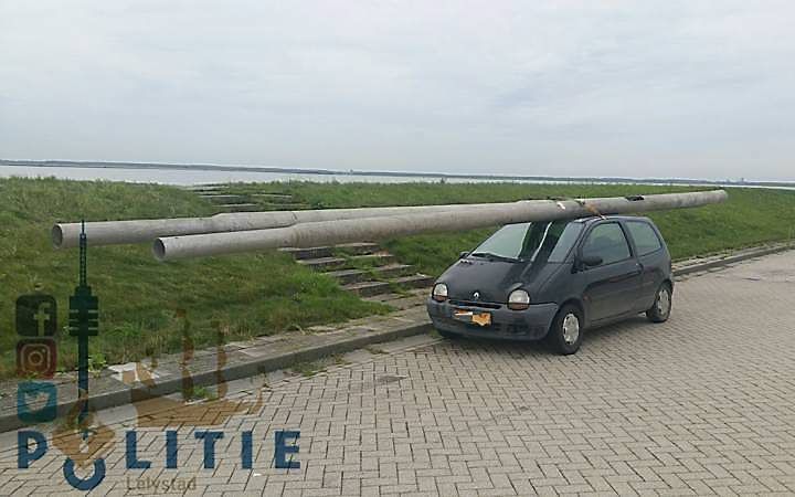 De auto met twee lantaarnpalen op het dak. beeld politie Lelystad