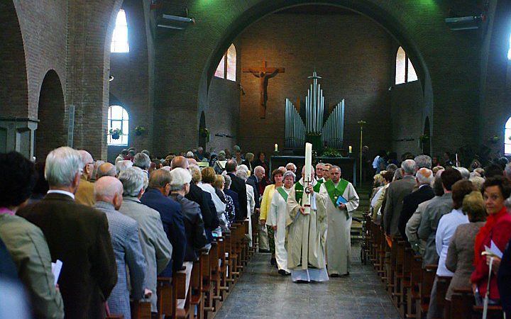 De laatste dienst in de Heilig Hartkerk in Etten-Leur. Deze week werd een begin gemaakt met de sloop van de kerk. Foto Hmaria.nl